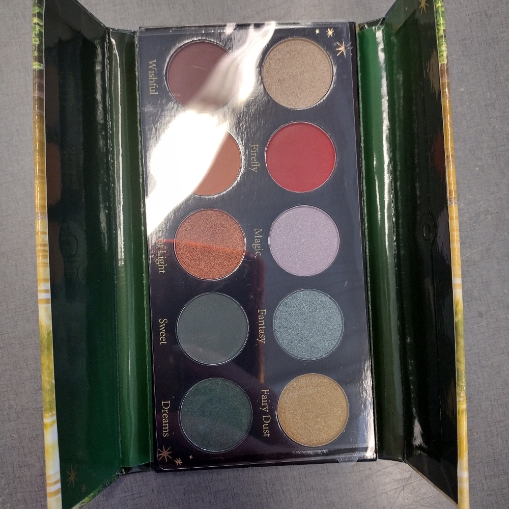 Beautiful pigmented eyeshadow palette